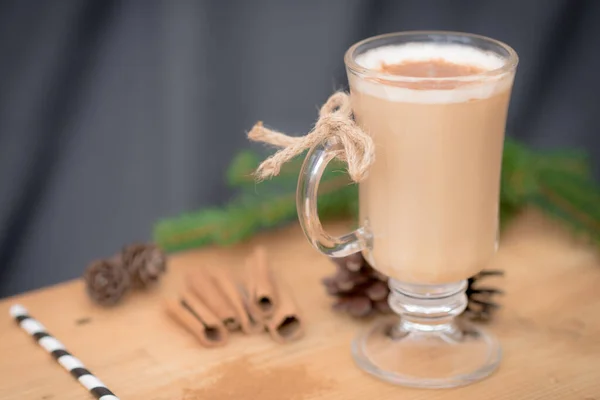 Chocolade Martini Cocktail Eierpunch Met Kaneel Chocolade Glas Voor Kerstmis — Stockfoto