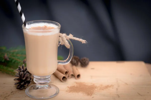 Çikolatalı Martini Kokteyli Tarçınlı Eggnog Maun Arka Planda Noel Için — Stok fotoğraf