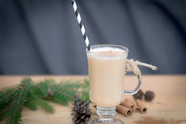 Çikolatalı Martini Kokteyli Tarçınlı Eggnog Maun Arka Planda Noel Için — Stok fotoğraf