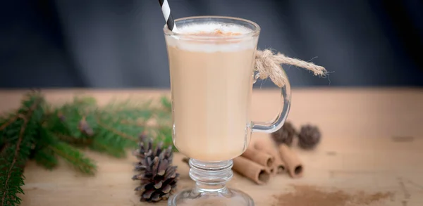 Çikolatalı Martini Kokteyli Tarçınlı Eggnog Maun Arka Planda Noel Için — Stok fotoğraf