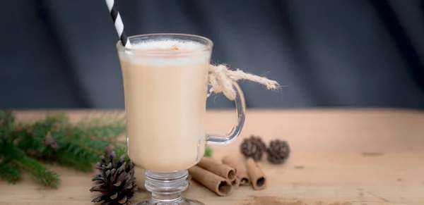 Çikolatalı Martini Kokteyli Tarçınlı Eggnog Maun Arka Planda Noel Için — Stok fotoğraf