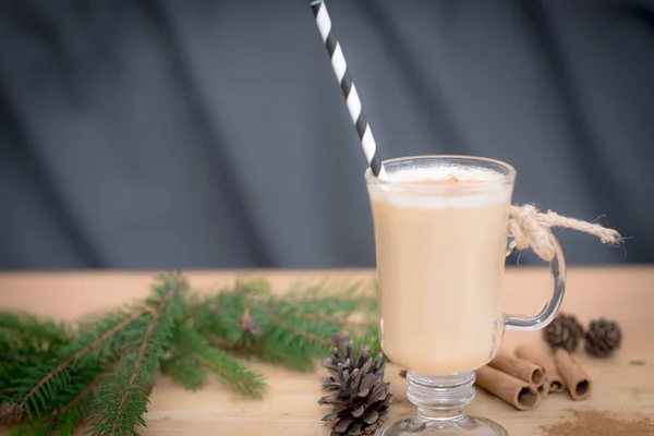 チョコレートマティーニマホガニーの背景にクリスマスのためのガラスのシナモンとチョコレートとカクテルや卵 冬の休暇のための自家製のお祝いカクテル — ストック写真