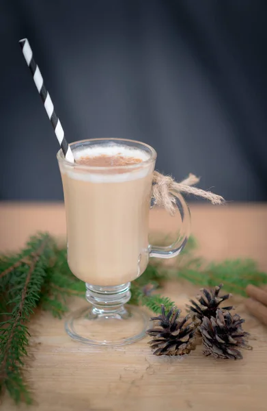 Çikolatalı Martini Kokteyli Tarçınlı Eggnog Maun Arka Planda Noel Için — Stok fotoğraf