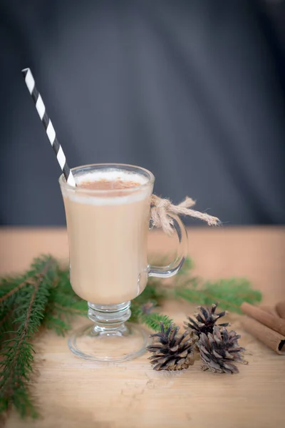 チョコレートマティーニマホガニーの背景にクリスマスのためのガラスのシナモンとチョコレートとカクテルや卵 冬の休暇のための自家製のお祝いカクテル — ストック写真