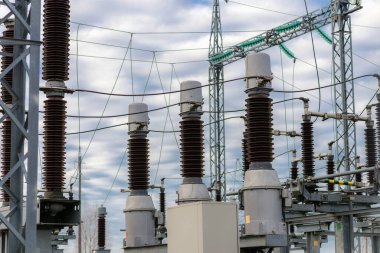 Yüksek Voltaj Kabloları. Elektrik santrali bulutlu bir gün. Elektrik kabloları sonbahar günü. Elektrik transformatörleri..