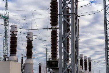 Yüksek Voltaj Kabloları. Elektrik santrali bulutlu bir gün. Elektrik kabloları sonbahar günü. Elektrik transformatörleri..