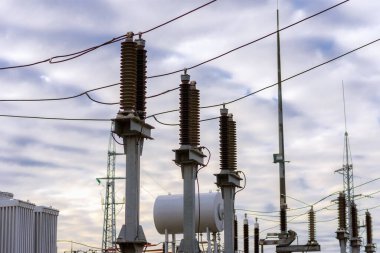Yüksek Voltaj Kabloları. Elektrik santrali bulutlu bir gün. Elektrik kabloları sonbahar günü. Elektrik transformatörleri..