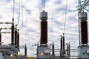 Yüksek Voltaj Kabloları. Elektrik santrali bulutlu bir gün. Elektrik kabloları sonbahar günü. Elektrik transformatörleri..