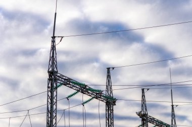 Yüksek Voltaj Kabloları. Elektrik santrali bulutlu bir gün. Elektrik kabloları sonbahar günü. Elektrik transformatörleri..