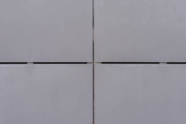 Çatlak ve macun lekeli eski gri beton duvar. Gri arka plan.