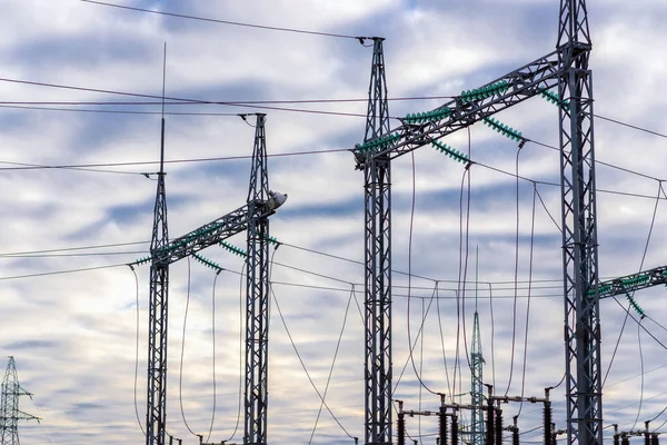 Yüksek Voltaj Kabloları. Elektrik santrali bulutlu bir gün. Elektrik kabloları sonbahar günü. Elektrik transformatörleri..