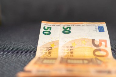 Gri yumuşak kumaş arka planda 250 Euro 'luk banknot. 50 Euro 'luk banknotlar. Kapatın..