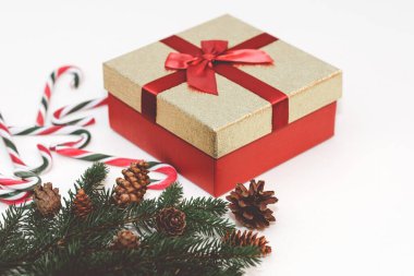 Noel konsepti, yeni yıl konsepti. Hediye kutusu, şeker kamışı, baston şeker Noel ağacı dalları. Firavun ağacı dalları, kapatın. Ses tonu. Beyaz arkaplan..