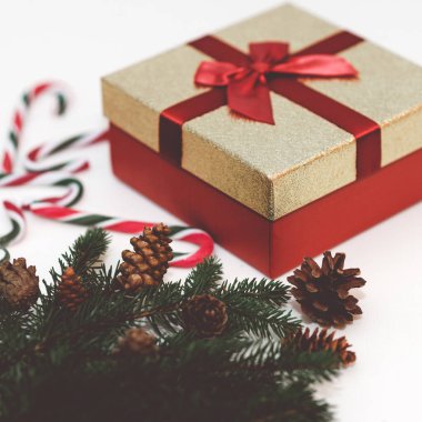 Noel konsepti, yeni yıl konsepti. Hediye kutusu, şeker kamışı, baston şeker Noel ağacı dalları. Firavun ağacı dalları, kapatın. Ses tonu. Beyaz arkaplan..