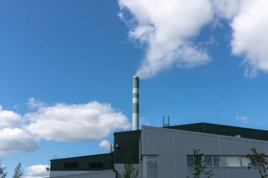 Dumanın gri gökyüzüne değdiği boru. Hava kirliliği, CO2, karbondioksit gazı, egzoz gazı kavramı.