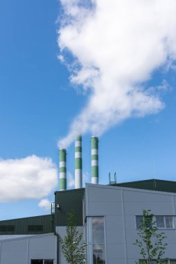 Dumanın gri gökyüzüne değdiği boru. Hava kirliliği, CO2, karbondioksit gazı, egzoz gazı kavramı.