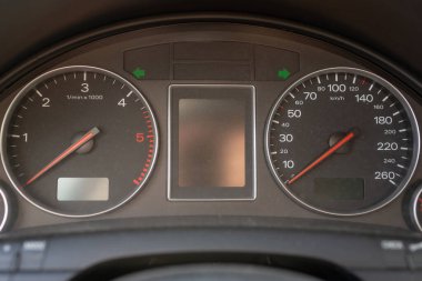 Arabanın içi siyah: gösterge paneli, hız göstergesi ve takometre ve diğer düğmeler.