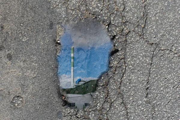 Uma Pothole Estrada Buraco Chão Com Silhueta Fábrica Chaminé Com — Fotografia de Stock