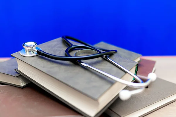 Stetoscopio Con Pila Libri Tavolo Sfondo Blu Trendy — Foto Stock