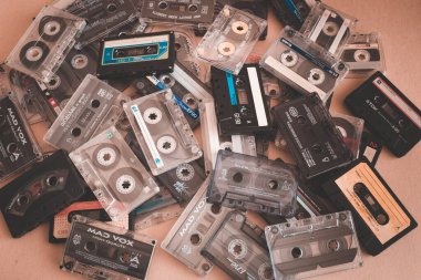 Üst görünüm düz Stack vintage birkaç kompakt kaset kaset seti pembe arka planda eski ses bantları.