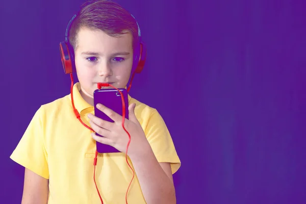 Закройте Одного Маленького Школьника Используя Свой Телефон Слушая Музыку Одиночестве — стоковое фото