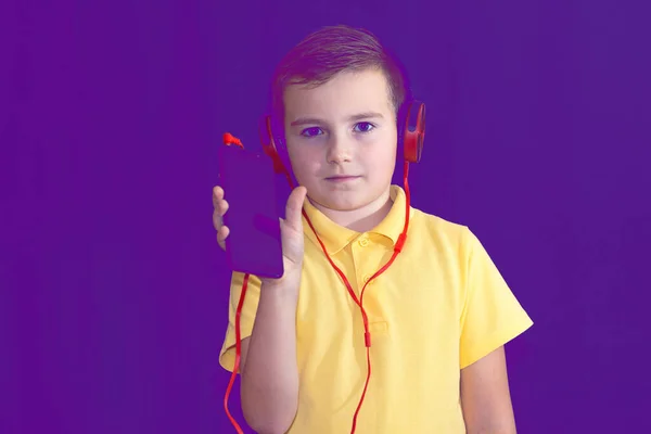 Close Jovem Menino Escola Usando Seu Telefone Ouvir Música Sozinho — Fotografia de Stock