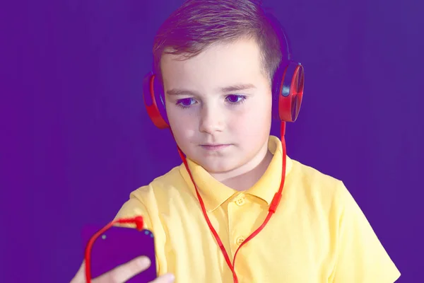 Close Jovem Menino Escola Usando Seu Telefone Ouvir Música Sozinho — Fotografia de Stock