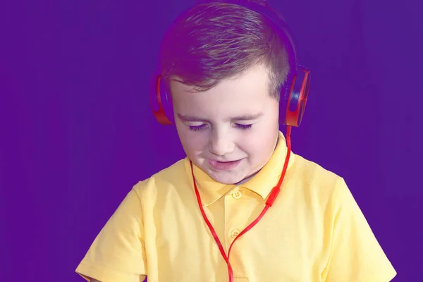 Zamknij Zamknięte Oczy Młody Chłopiec Szkoły Pomocą Telefonu Słuchania Muzyki — Zdjęcie stockowe