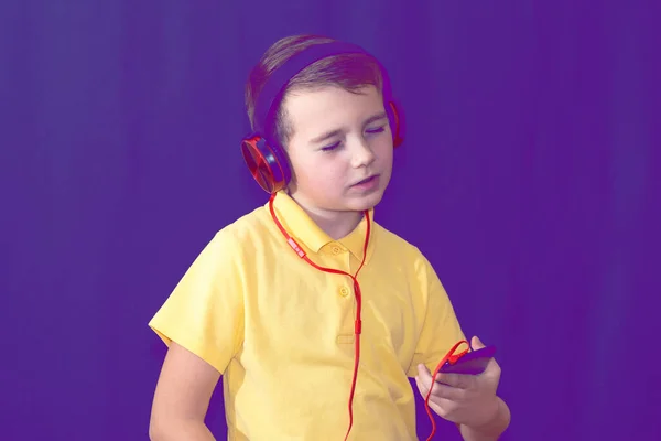 Close Olhos Fechados Menino Escola Jovem Usando Seu Telefone Ouvir — Fotografia de Stock