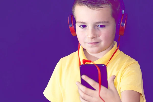 Close Jovem Menino Escola Usando Seu Telefone Ouvir Música Sozinho — Fotografia de Stock