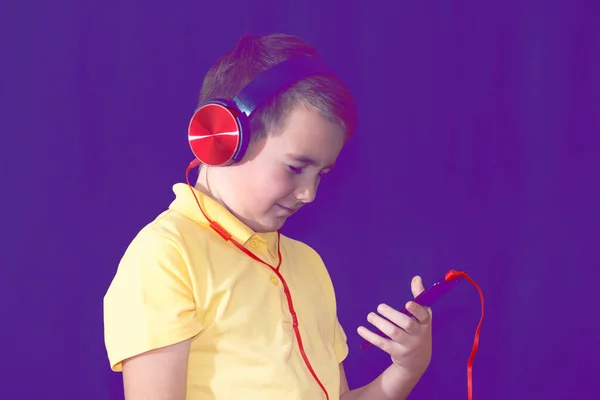 Закройте Одного Маленького Школьника Используя Свой Телефон Слушая Музыку Одиночестве — стоковое фото