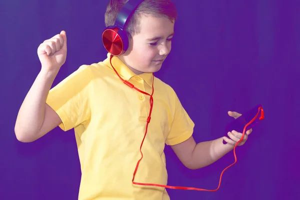 Zbliżenie Jednego Młodego Ucznia Korzystającego Telefonu Słuchającego Muzyki Samodzielnie Lub — Zdjęcie stockowe