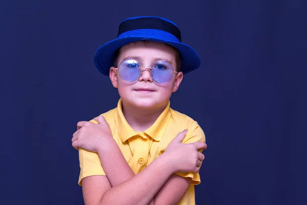 Κοντινό Παιχνιδιάρικο Αγόρι Φορώντας Casual Shirt Μπλε Γυαλιά Ηλίου Και — Φωτογραφία Αρχείου