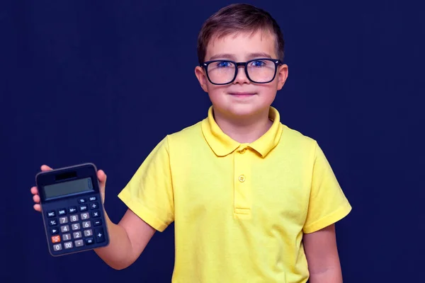 Großaufnahme Attraktiver Junger Schuljunge Mit Brille Gelbes Shirt Mit Taschenrechner — Stockfoto