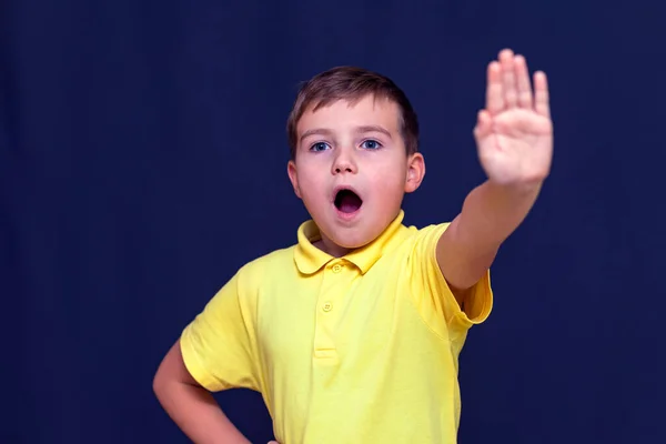 Beyaz Tenli Beyaz Çocuk Elini Uzatıyor Dur Işareti Yapıyor Mavi — Stok fotoğraf