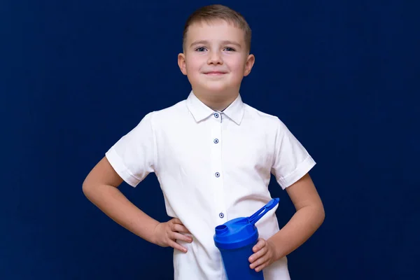 Πορτρέτο Του Ευτυχισμένου Μικρού Αγοριού Νερό Από Πλαστικό Μπουκάλι Μπλε — Φωτογραφία Αρχείου