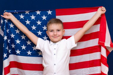 Mavi arka planda büyük bir Amerikan bayrağı taşıyan mutlu Kafkas 9 'lar