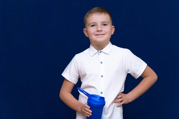 Νεαρό Καυκάσιο Αγόρι Φορώντας Λευκό Shirt Κρατώντας Μπουκάλι Νερό Χαμογελώντας — Φωτογραφία Αρχείου