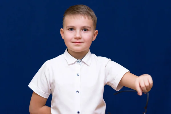 Porträtt Framgångsrik Ung Kaukasisk Pojk Han Håller Och Visar Glasögon — Stockfoto