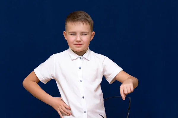 Porträtt Framgångsrik Ung Kaukasisk Pojk Han Håller Och Visar Glasögon — Stockfoto