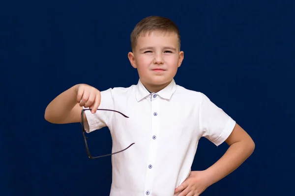 Retrato Exitoso Chico Caucásico Joven Sostiene Muestra Gafas Sobre Fondo — Foto de Stock