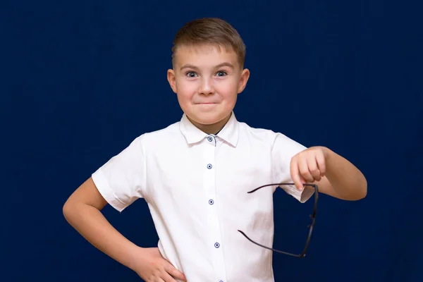 Porträtt Framgångsrik Ung Kaukasisk Pojk Han Håller Och Visar Glasögon — Stockfoto