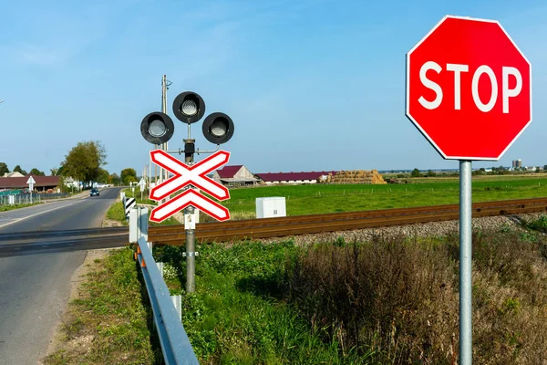 Bahnübergang Und Stoppschild Feldweg Bahnübergang Mit Warnschild Stoppen Niemanden Draußen — Stockfoto