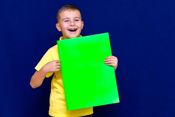幸せな素敵な穏やかな白人の子供男の子開催ポスターのためにあなたの情報のためにあなたの青トレンディーな明るい背景 — ストック写真