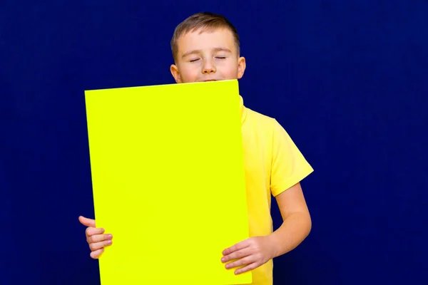幸せな素敵な閉じた目Caucasian子供男の子開催ポスターのためにあなたの情報のためにあなたの青の背景 — ストック写真