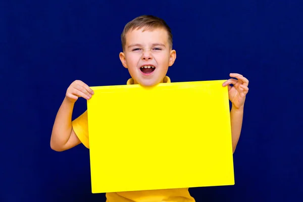 Retrato Estudante Alegre Posando Com Banner Branco Contra Fundo Azul — Fotografia de Stock