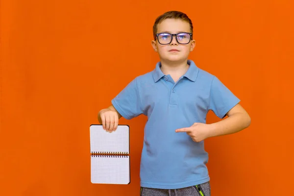 Kaukasischer Schuljunge Mit Einem Scrapbook Banner Auf Orangefarbenem Studiohintergrund — Stockfoto