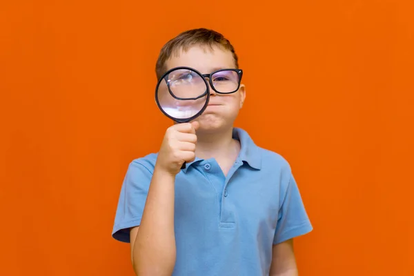 Bellissimo Ragazzo Europeo Con Gli Occhiali Mano Guardando Attraverso Lente — Foto Stock