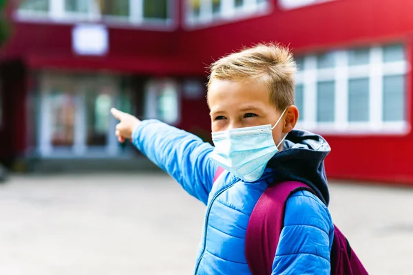 Großaufnahme Bild Attraktiver Blick Zur Seite Schuljunge Schutzmaske Stehend Freien — Stockfoto