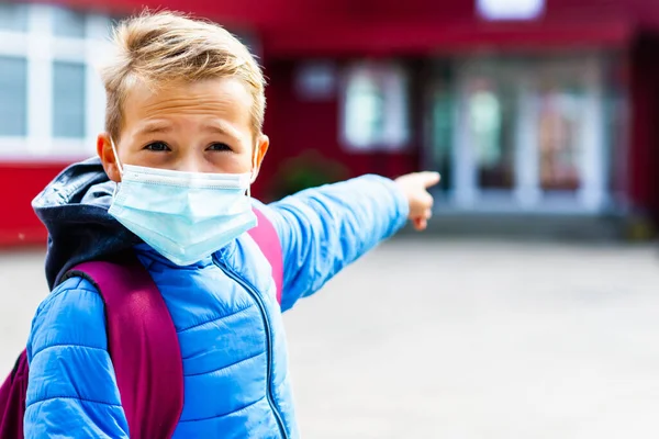 Cerrar Imagen Atractivo Colegial Con Máscara Protectora Pie Aire Libre — Foto de Stock